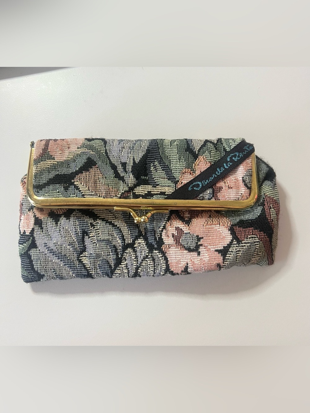 Floral tapestry makeup bag with gold-tone kiss-lock frame, Oscar de la Renta